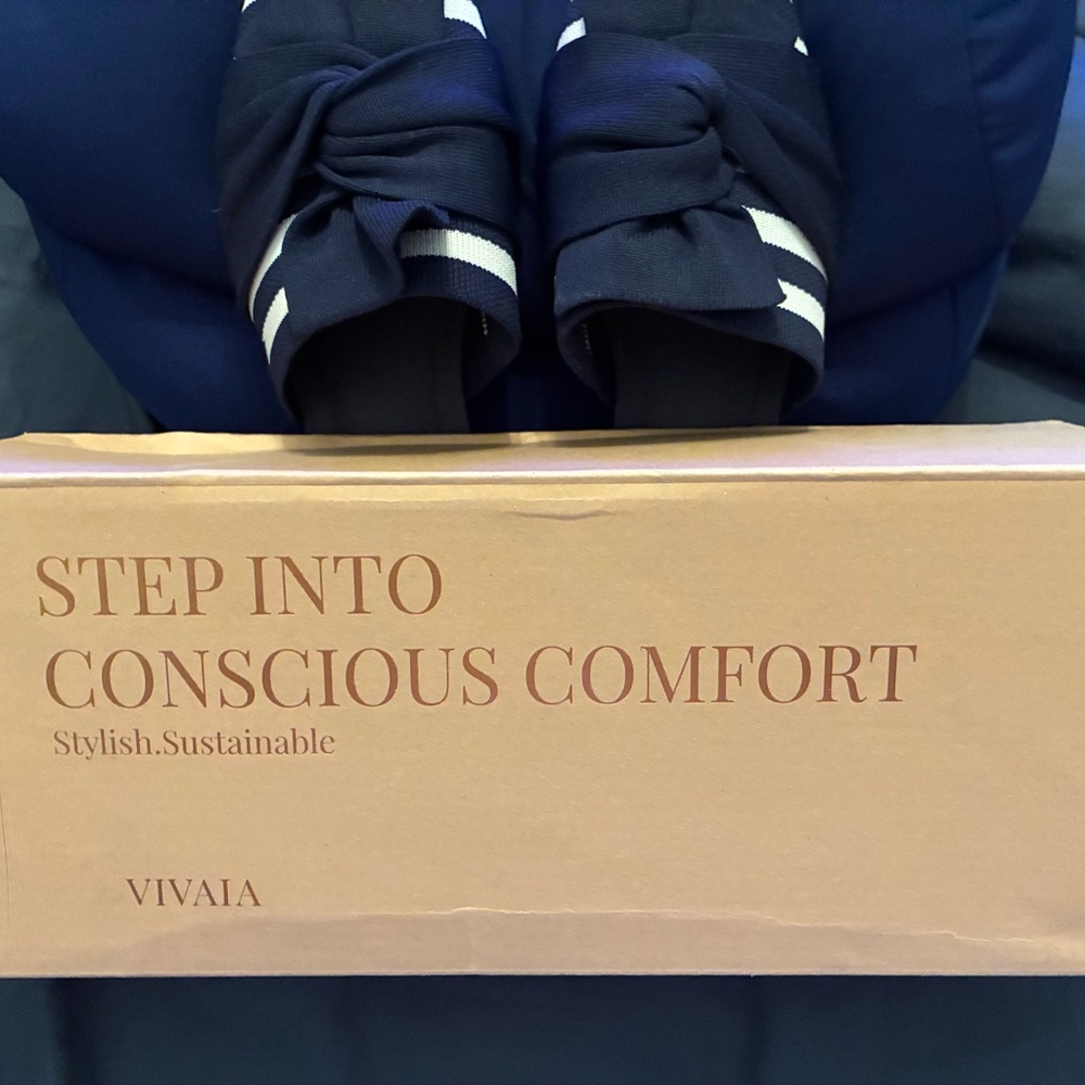 VIVAIA Navy and White Knotted Bow Mules - Picture 3 of 7